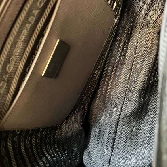 Medium size Prada grey saffiano - Picture 8 of 11